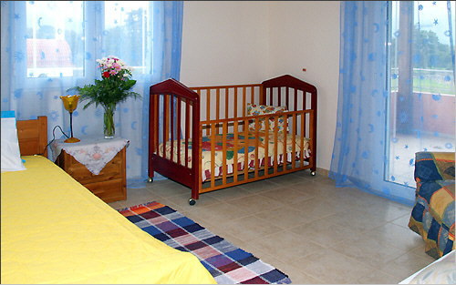 Einzelbett und Kinderbett